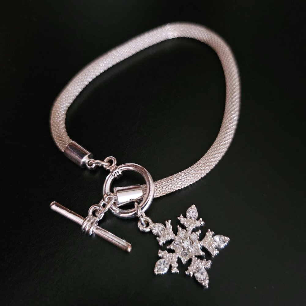 NEW SILVER TONED TOGGLE CLASP BRACELET WITH  GLITTERING SNOWFLAKE ACCENT CHARM - Picture 3 of 8